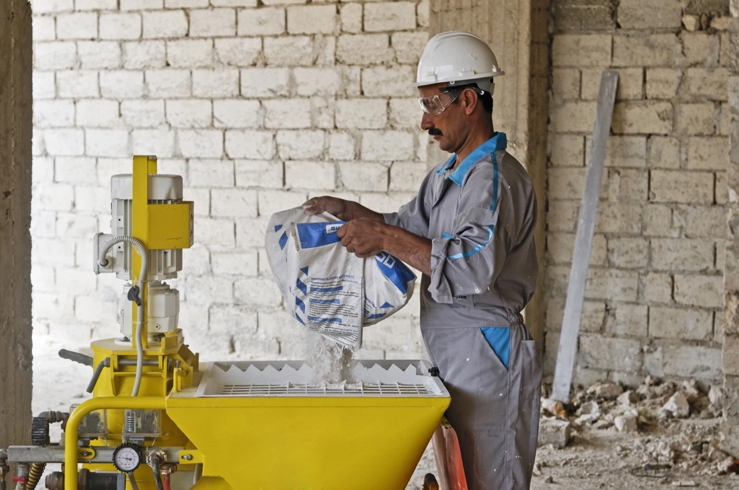 Preparing machine plaster on site